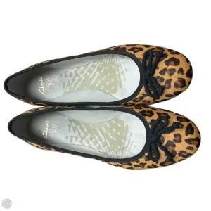 Shoes Flats By Clarks In Animal Print, Size: 6