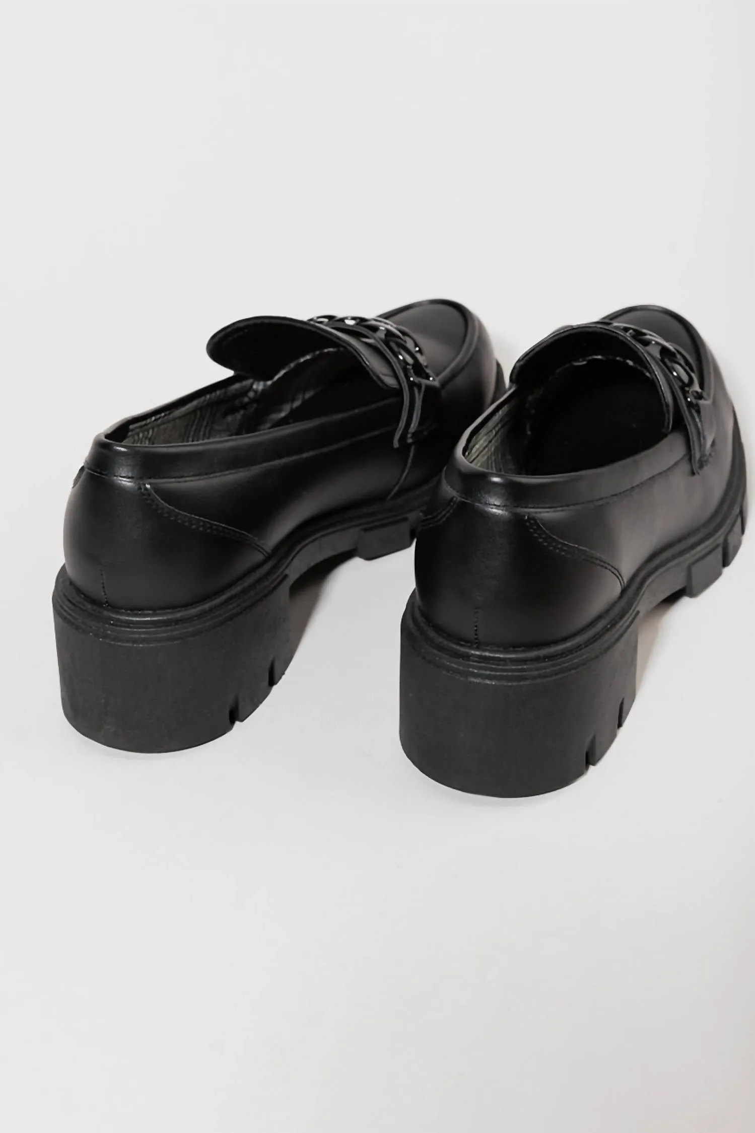 Women's Una Chunky Chain Loafer In Black